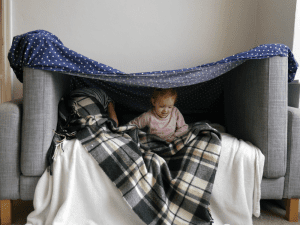 Building a sofa den with small children - ideas for a perfect pillow fort