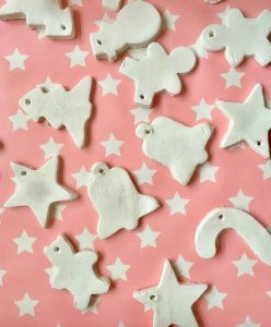 How to make really easy Christmas decorations with children from air-drying clay