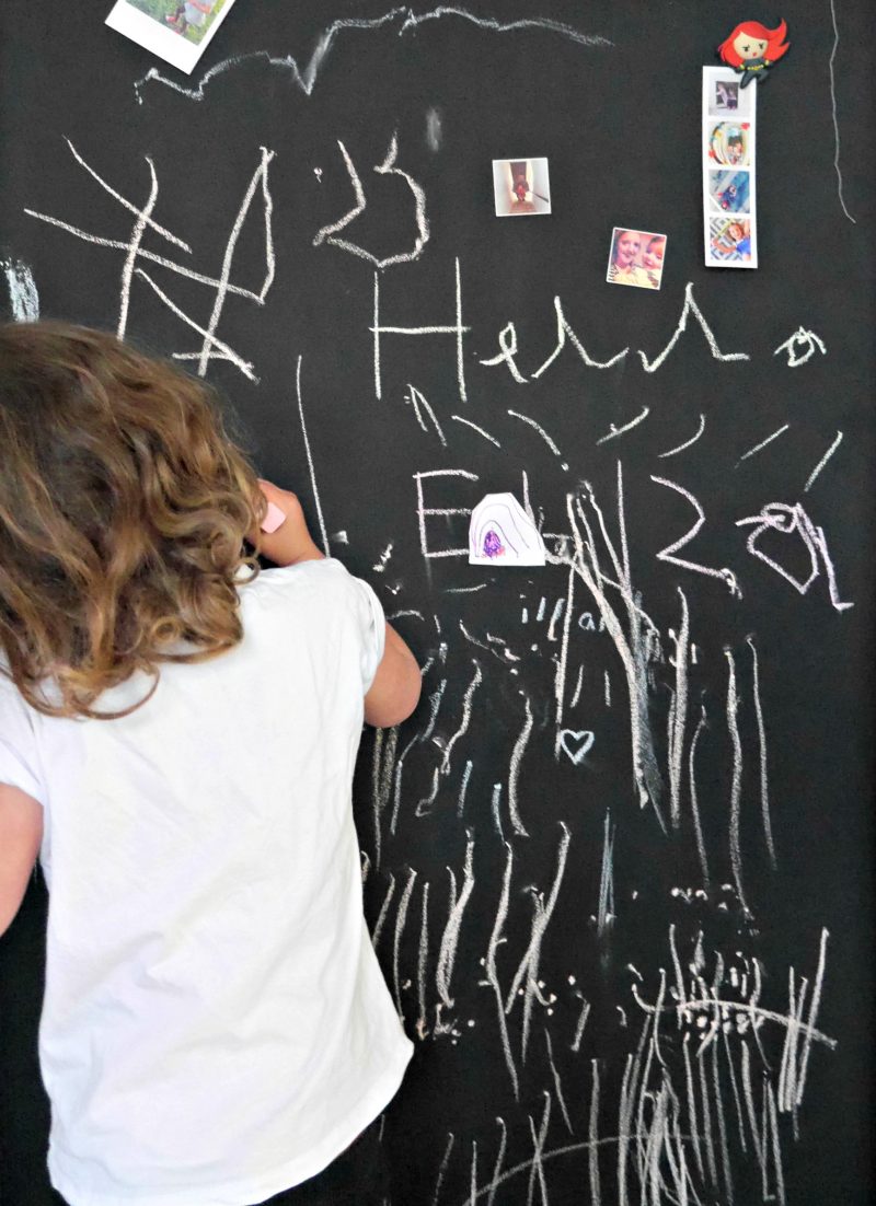 Magnetic chalkboard wall for children's bedrooms