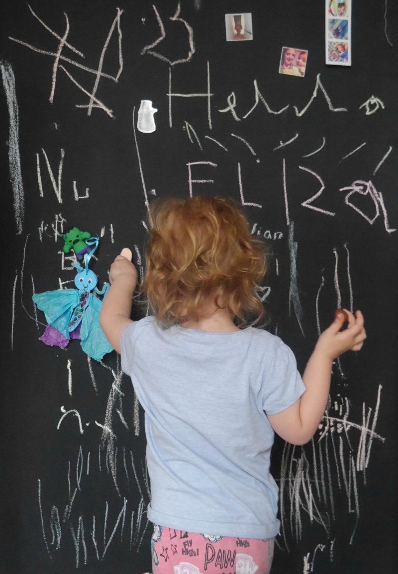 Making a magnetic chalkboard wall for children's bedrooms